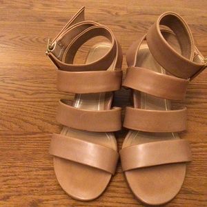 Vionic strappy tan size 6 sandals
